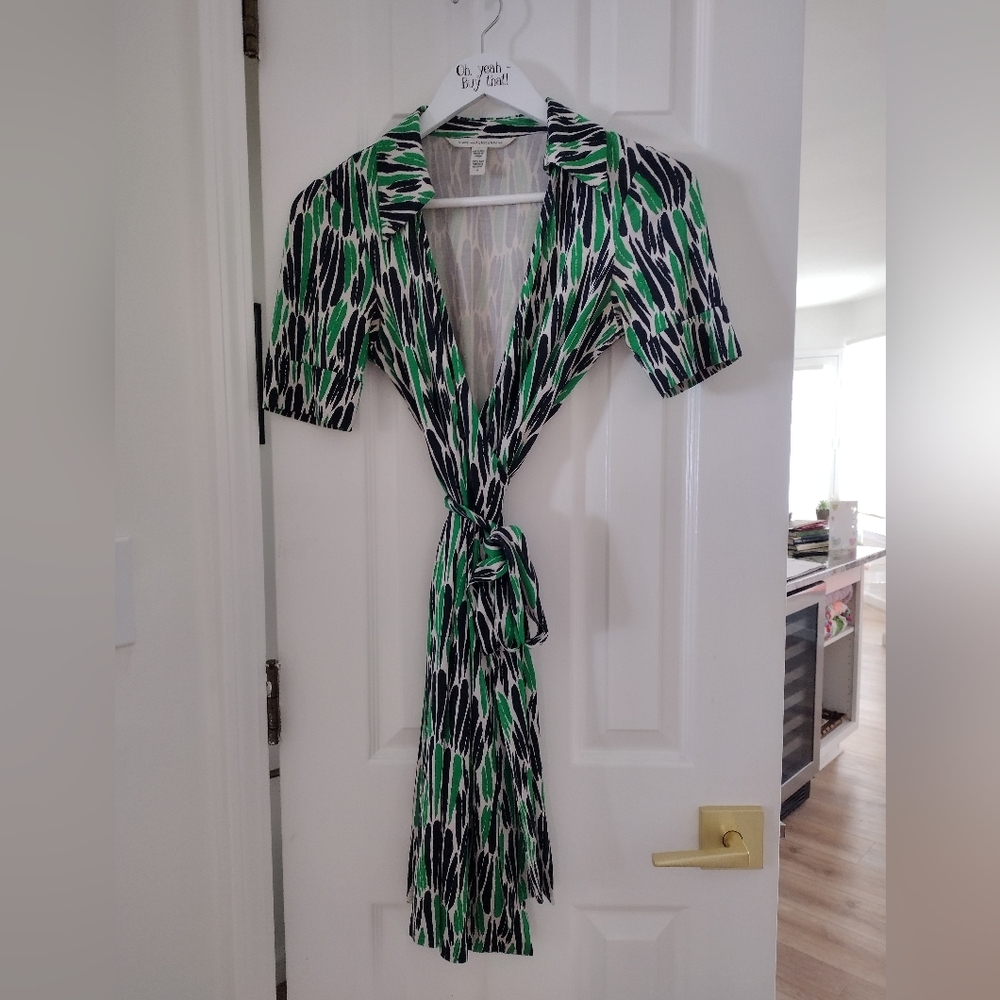 Diane Von Furstenberg Silk Jillia Wrap Dress Size 4 Green Black White DVF Dress - Picture 7 of 10